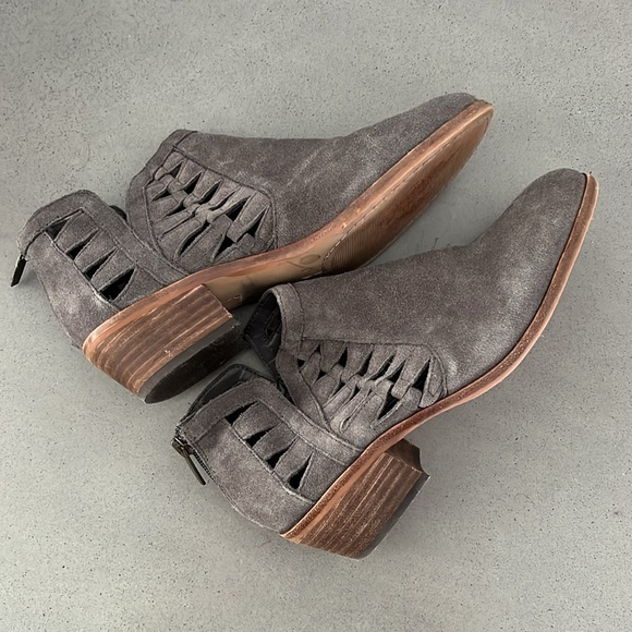 VINCE CAMUTO VC- PEERA Graystone Verona Bootie - Picture 4 of 9